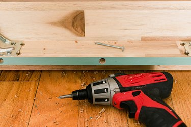 Remove the center screw on both long sides of the bench.