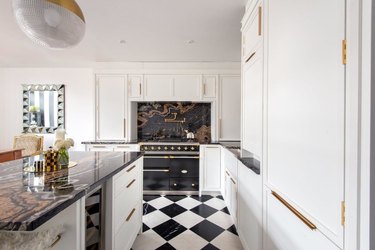 Art deco kitchen with black and white checkered floor and marble backsplash