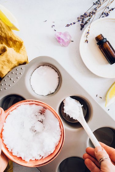 Packing baking soda into mold for air fresheners