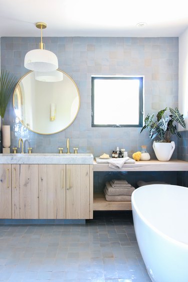 double-sink bathroom lighting idea with pendant light