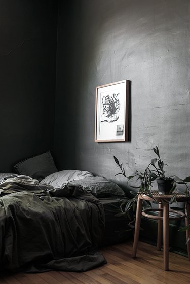 dark gray minimalist bedroom idea with layered textures