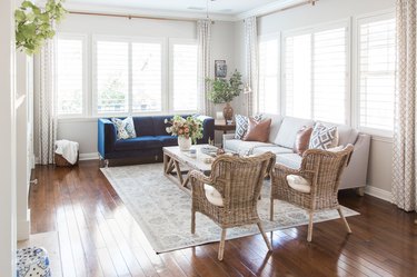coastal family room with patterned rug and wicker chairs