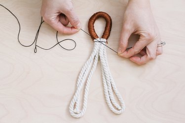 Tying knot to cinch rope into a loop