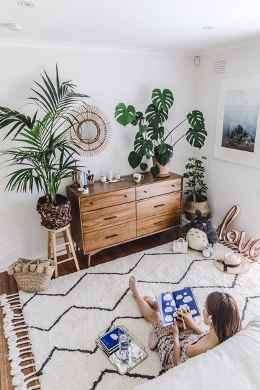 bedroom rug ideas with a rug and many plants