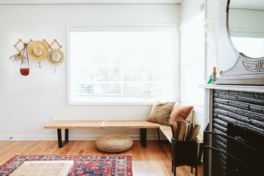 clean and minimal living room corner idea with wooden window benches