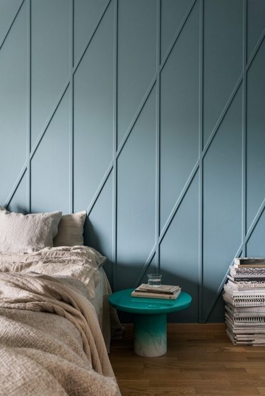 guest bedroom decorating idea with textured wall