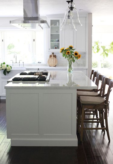 Kitchen island with stove with streamlined paneling