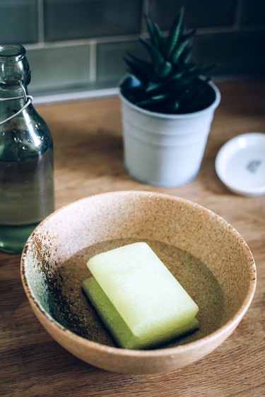 Vinegar solution for sponges