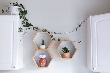 Bathroom Shelves: A DIY Homeowner's Guide