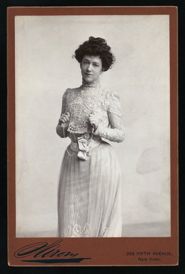 black and white photograph of interior designer Elsie de Wolfe