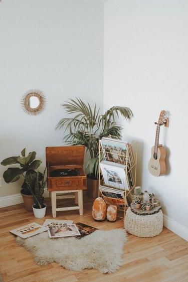 living room corner idea with vinyl player, plants and vinyls