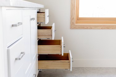 Bathroom Shelves: A DIY Homeowner's Guide