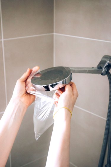 Cleaning showerhead with vinegar