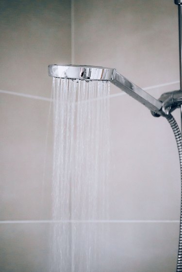 How to clean a showerhead