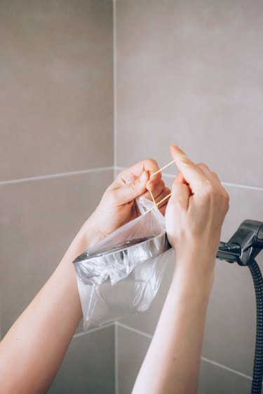 Clean showerhead with vinegar