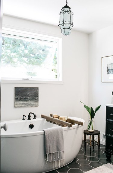 vintage bathroom design idea with freestanding bathtub and lantern pendant