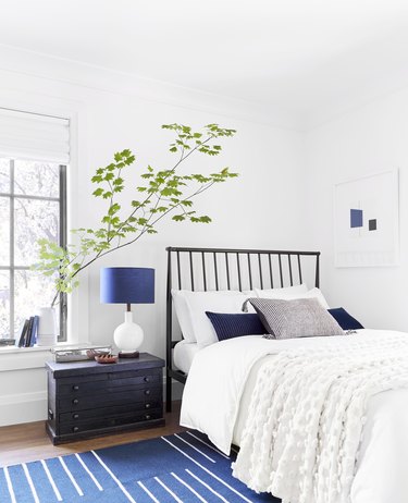 neutral bedroom idea with white walls and pops of blue