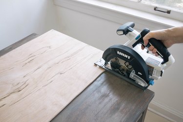 Cutting plywood with HART circular saw