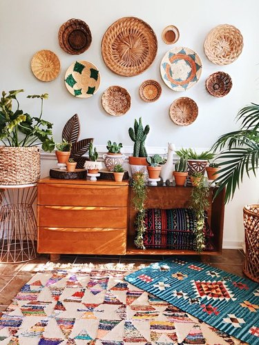 bohemian living room makeover idea with woven baskets on wal