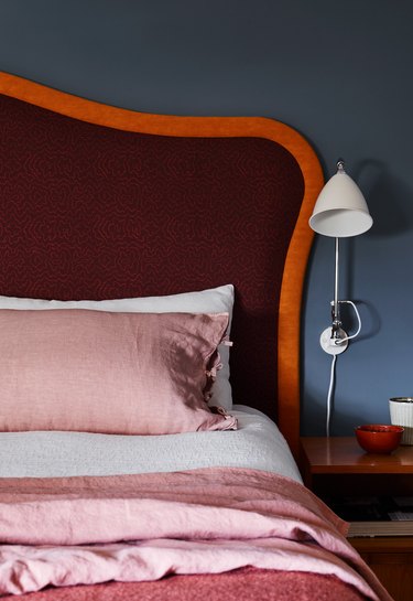 colors that go with blue, navy blue bedroom walls with fiery red headboard