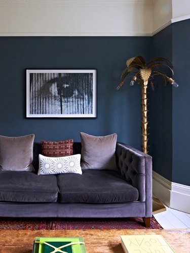 colors that go with blue, blue walls with velvet purple sofa