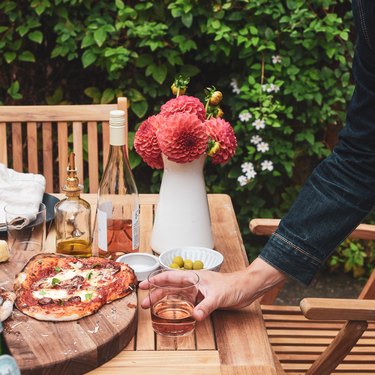 pizza and drinks for outdoor entertaining