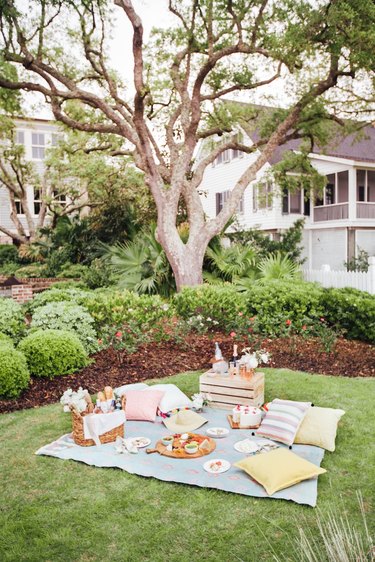 How to Create a Picture-Perfect Picnic for Spring