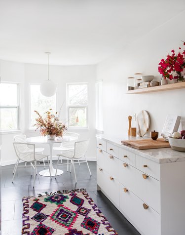 Designlovefest white kitchen with brass hardware and area rug