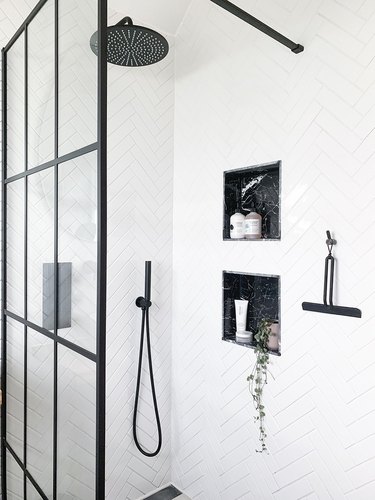 black-and-white bathroom idea
