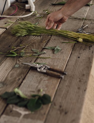 Materials and tools for creating a bouquet
