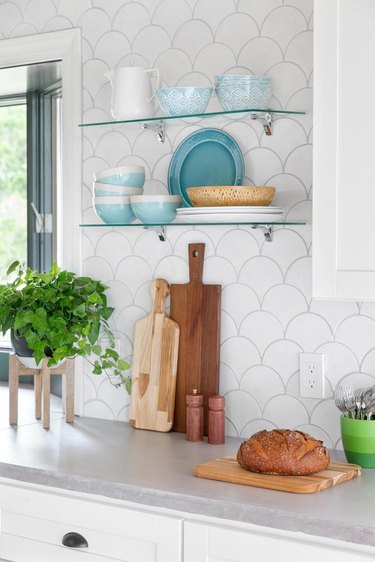 modern kitchen backsplash idea with white fish scale tile