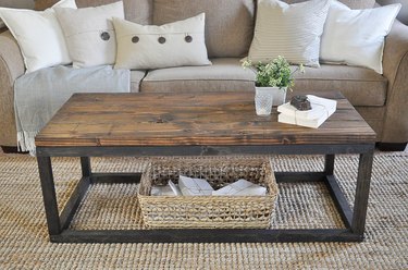 DIY industrial coffee table with rectangular frame DIY coffee table