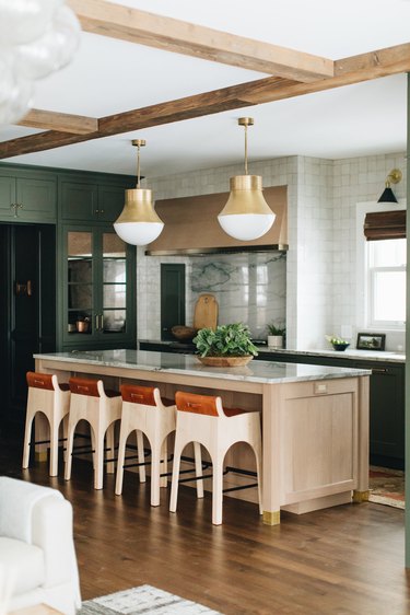 Modern kitchen pendant lighting above island