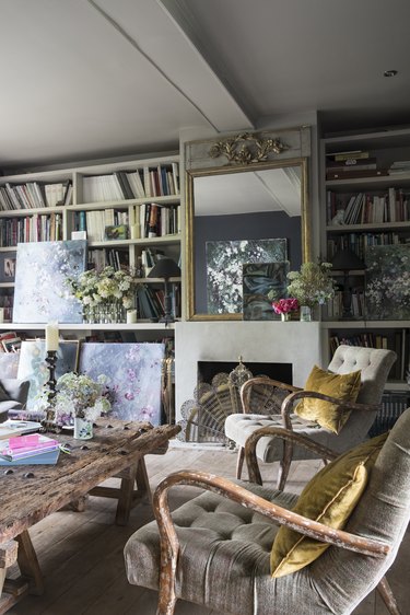 Vintage living room idea with eclectic bookshelves by Shabby Chic founder Rachel Ashwell