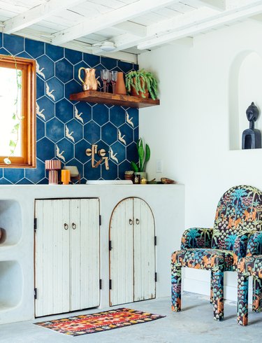 bohemian kitchen backsplash with blue hexagonal tile
