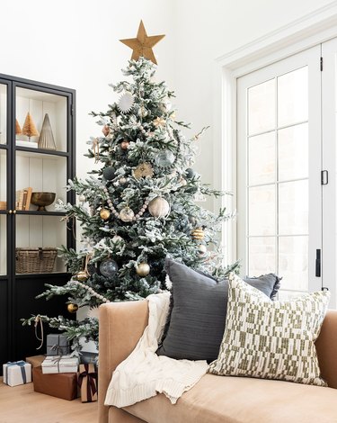 rustic Christmas tree idea with gold ornaments in living room