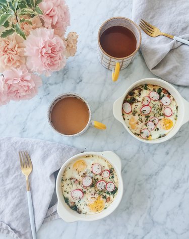 Designlovefest marble table with breakfast and coffee