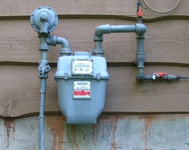 Gas meter with shutoff valves