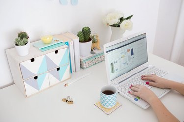 Desk organizer with colorful lines