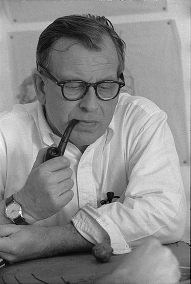 Eero Saarinen holding a pipe to his mouth