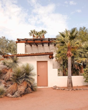 white and terracotta desert exterior home styles