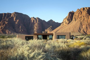 How to choose exterior house colors ondesert house surronded by mountains