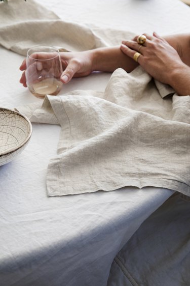 detail Cultiver linens on table