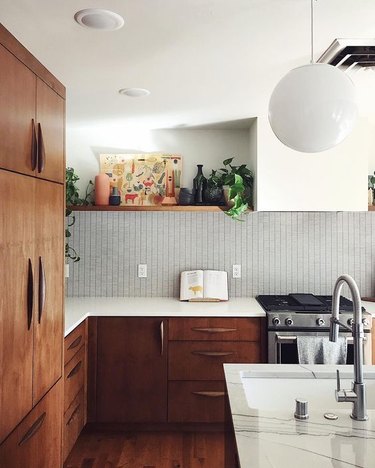 midcentury modern kitchen backsplash idea with wood cabinets