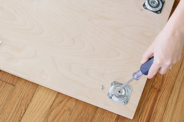 Screwing table leg plates into plywood