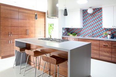 midcentury modern kitchen backsplash idea with wood cabinets