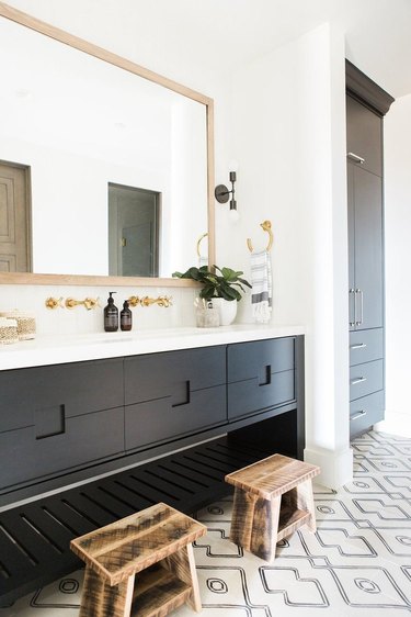 Bathroom Ideas: How to Combine Black, Brass, White and Wood Perfectly