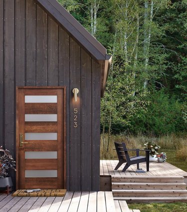 cabin with midcentury inspired front door and modern accessories