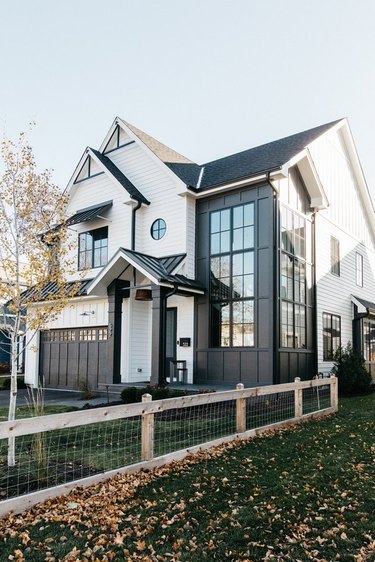 contemporary home with varying black and white exterior siding ideas