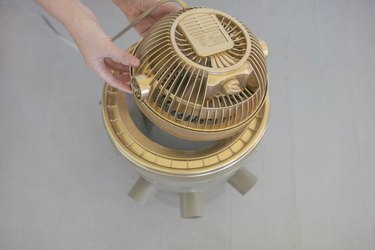 Placing fan inside hole in lid